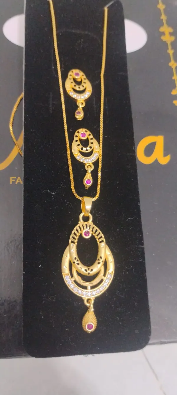 Gold_Toned_Traditional_Necklace_Set_With_Pink_Stones