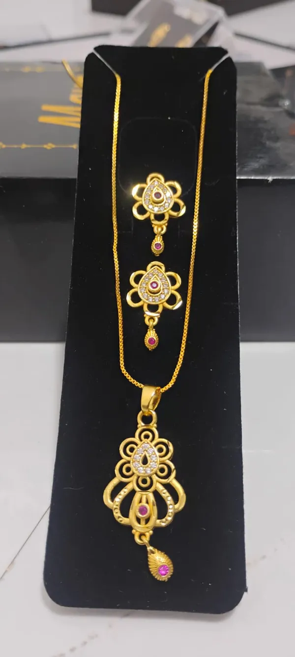 Gold_Plated_Floral_Pendant_Necklace_Set_With_Matching_Earrings