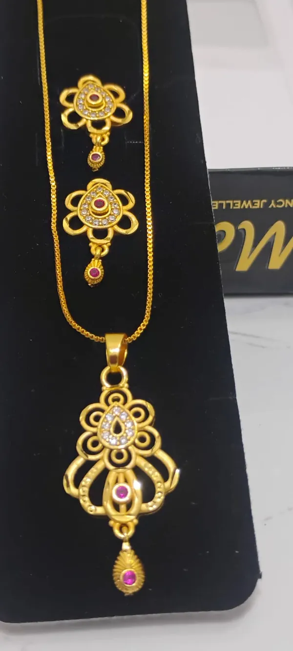Gold_Plated_Floral_Pendant_Necklace_Set_With_Matching_Earrings