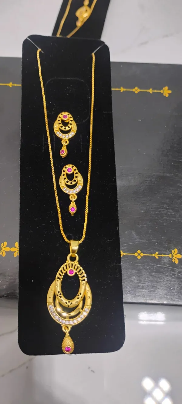 Gold_Toned_Traditional_Necklace_Set_With_Pink_Stones