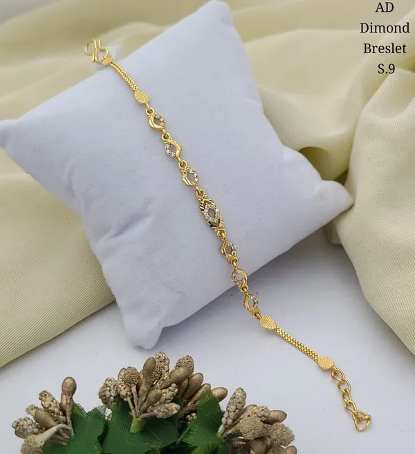 Elegant_Gold_Toned_Chain_Bracelet