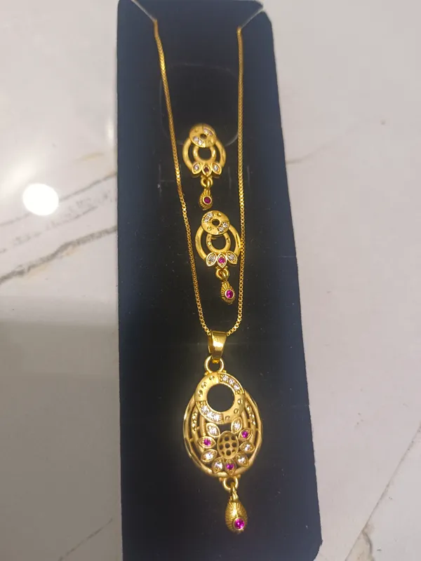 Gold_Toned_Kundan_Pendant_Necklace_Set_With_Pink_Stones