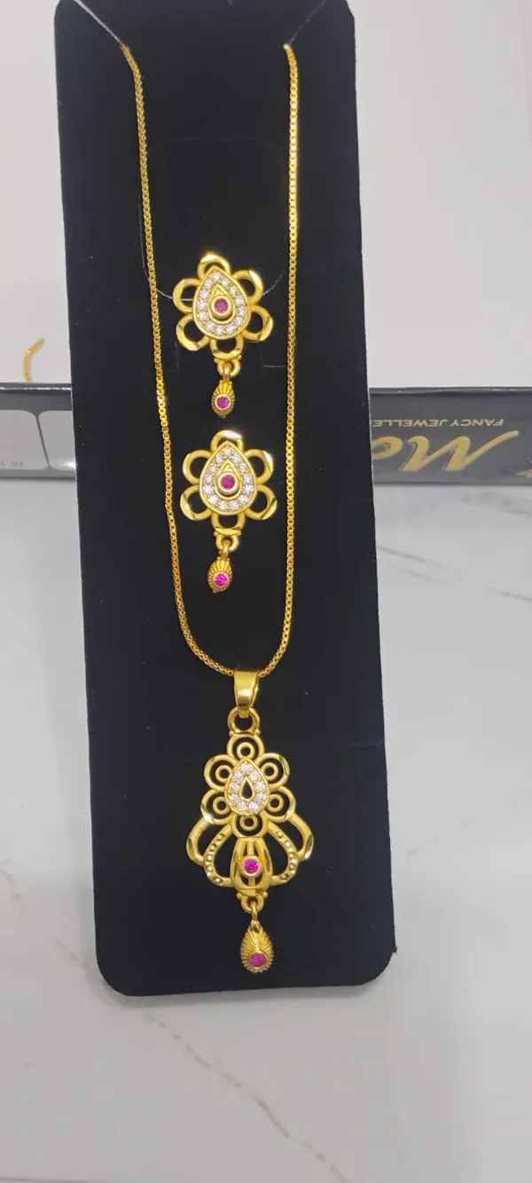Gold_Plated_Floral_Pendant_Necklace_Set_With_Matching_Earrings