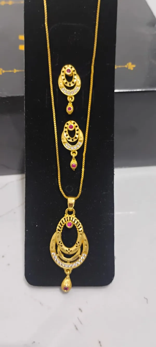 Gold_Toned_Traditional_Necklace_Set_With_Pink_Stones