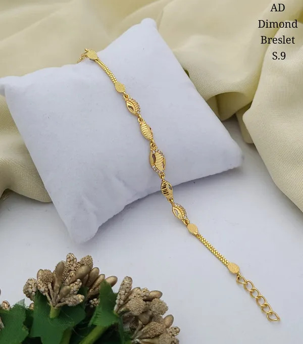 Elegant_Gold_Toned_Chain_Bracelet