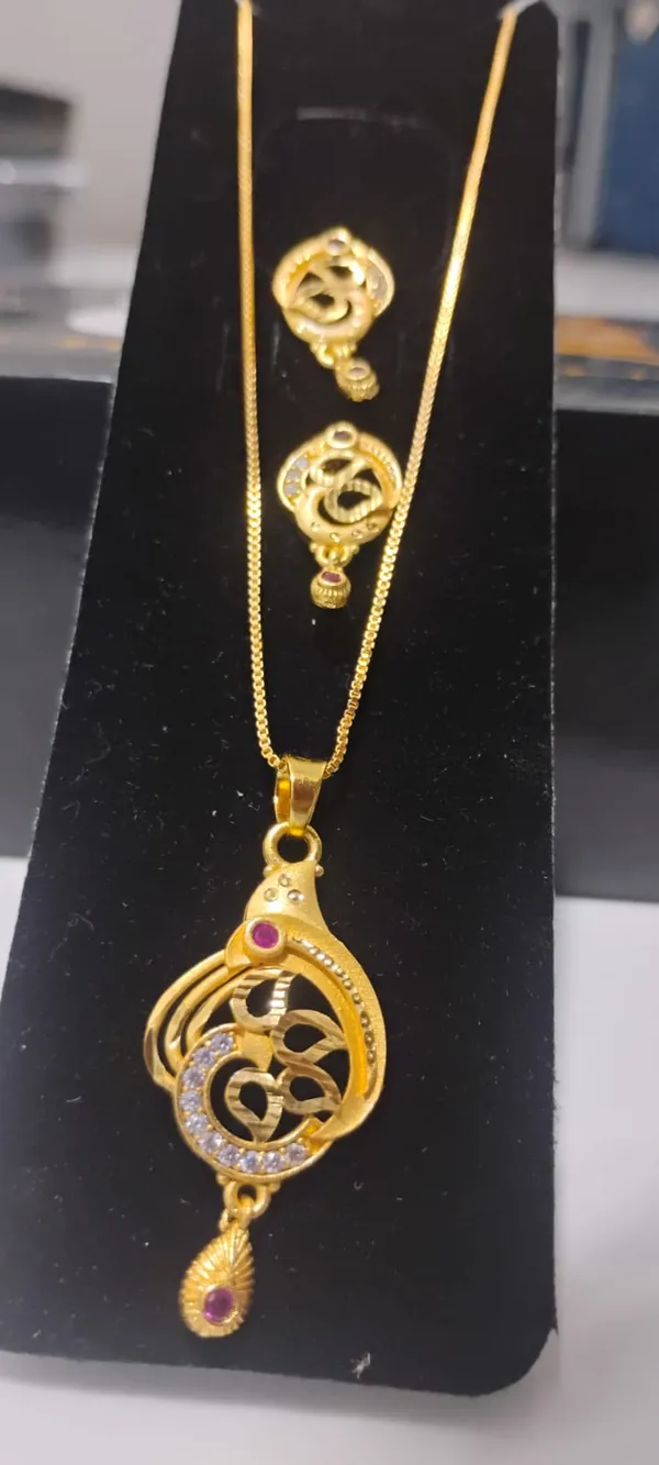 Gold_Plated_Pendant_Necklace_Set_With_Intricate_Design_And_Matching_Earrings