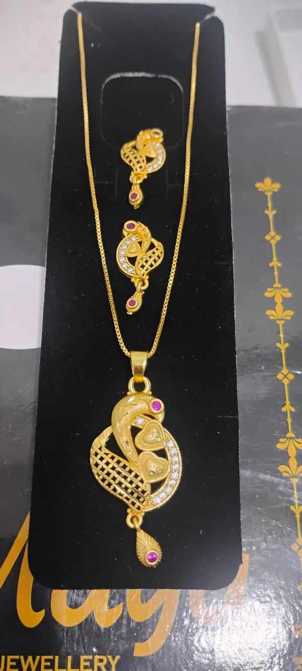 Golden_Peacock_Pendant_Necklace_Set_With_Earrings