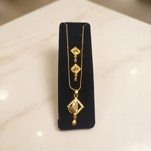 Traditional_Gold_Plated_Pendant_Set_With_Pink_Stone_Detailing