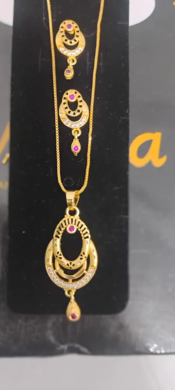 Gold_Toned_Traditional_Necklace_Set_With_Pink_Stones