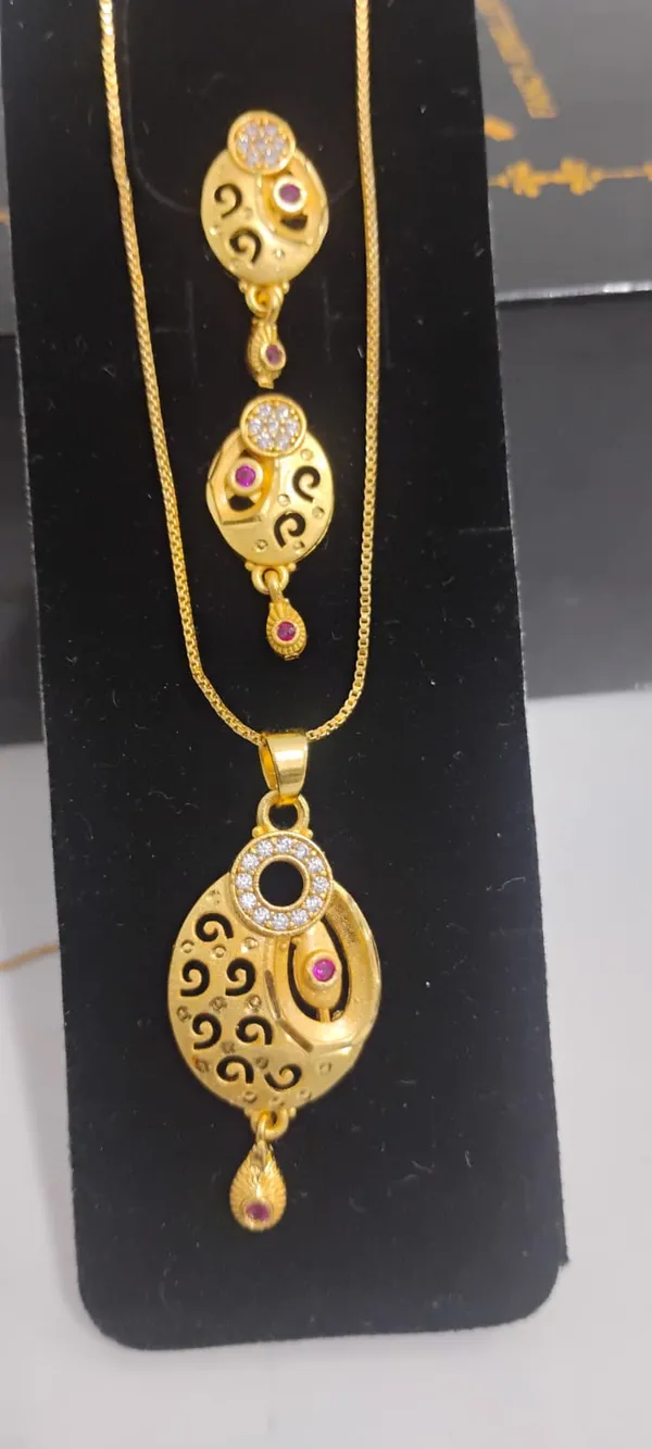 Traditional_Gold_Toned_Mangalsutra_Pendant_Set_With_Pink_Stone_Accents