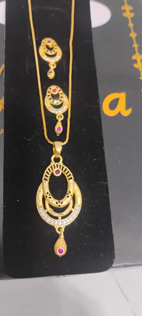 Gold_Toned_Traditional_Necklace_Set_With_Pink_Stones