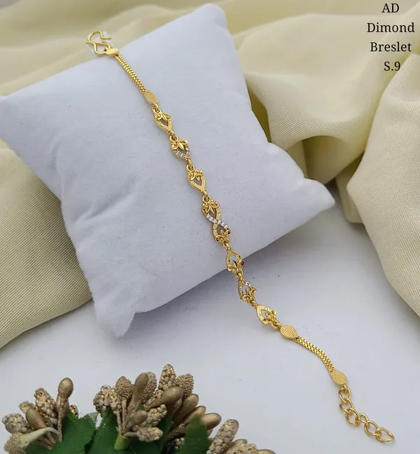 Elegant_Gold_Toned_Chain_Bracelet