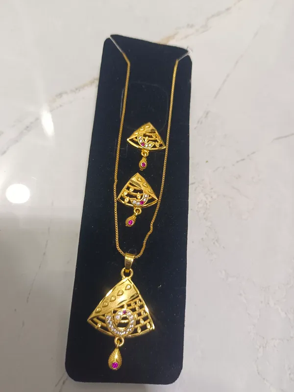 Gold_Plated_Pendant_Necklace_Set_With_Pink_Stone_Accents