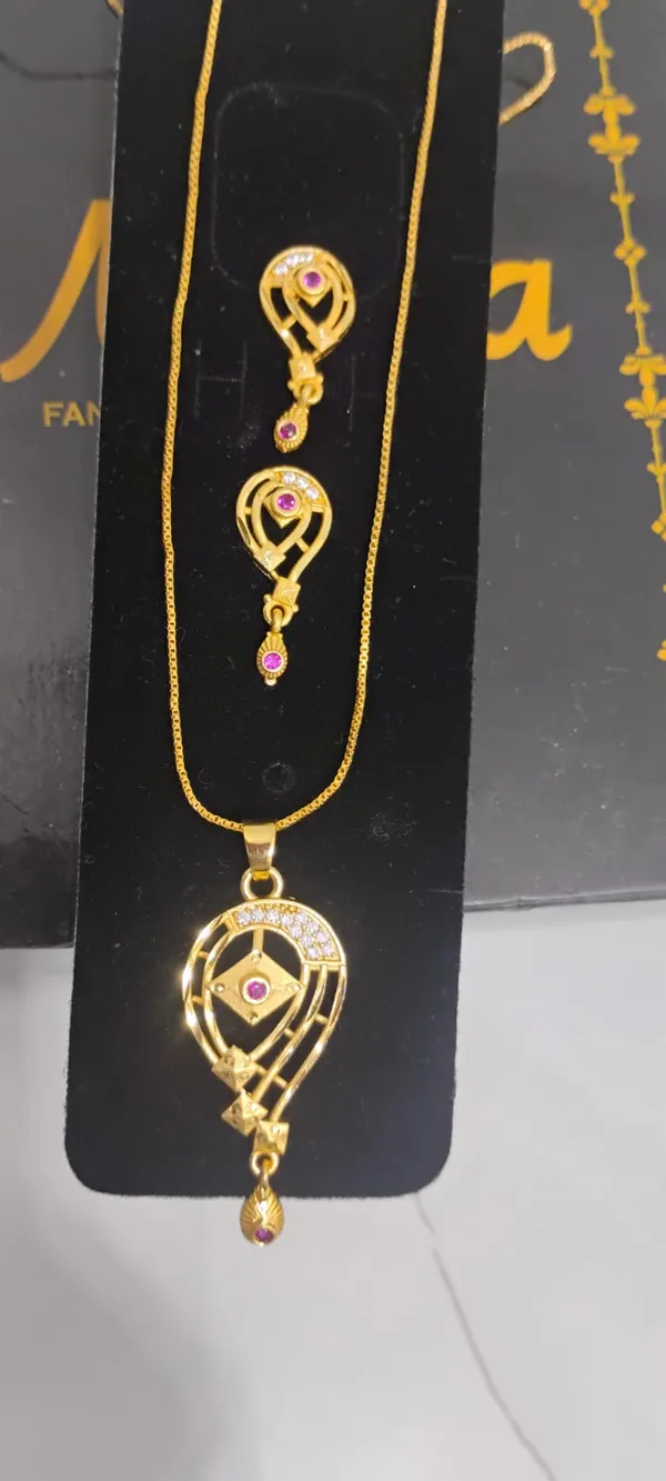 Gold_Plated_Teardrop_Pendant_Necklace_Set_With_Matching_Earrings
