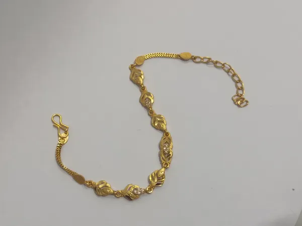 Elegant_Gold_Toned_Chain_Bracelet
