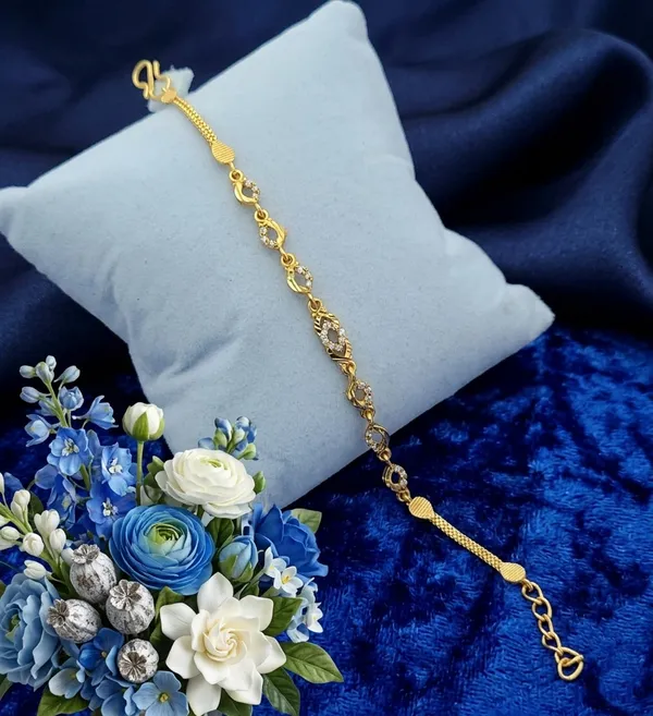 Elegant_Gold_Toned_Chain_Bracelet