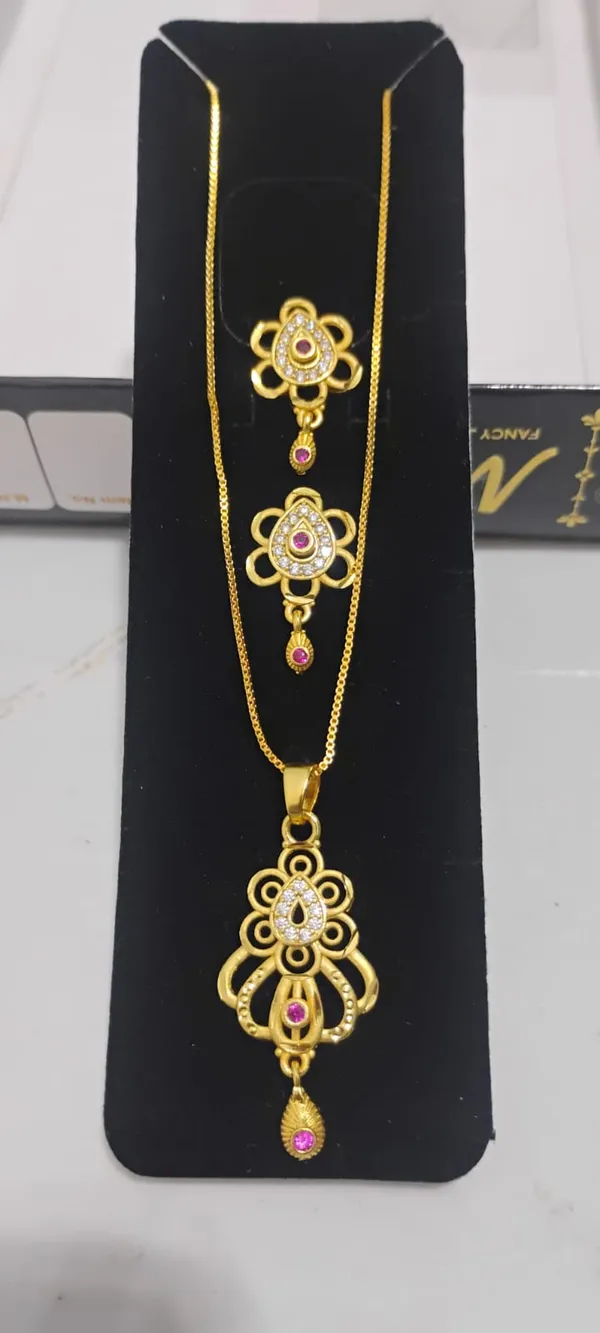 Gold_Plated_Floral_Pendant_Necklace_Set_With_Matching_Earrings