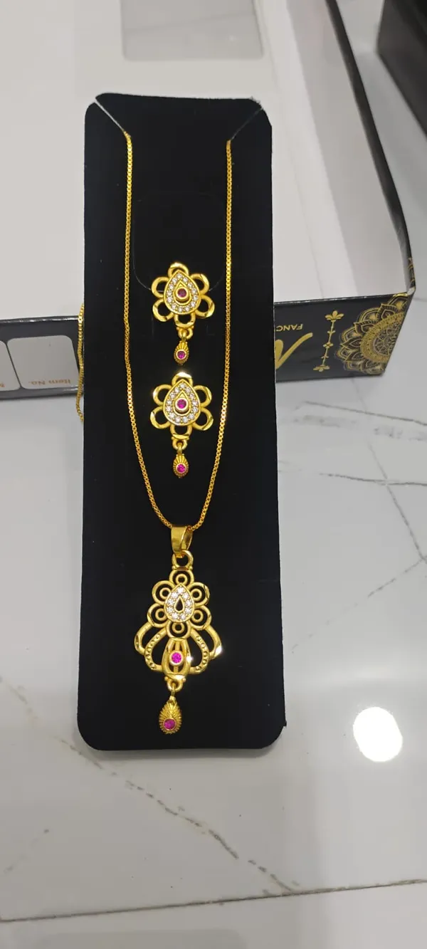 Gold_Plated_Floral_Pendant_Necklace_Set_With_Matching_Earrings
