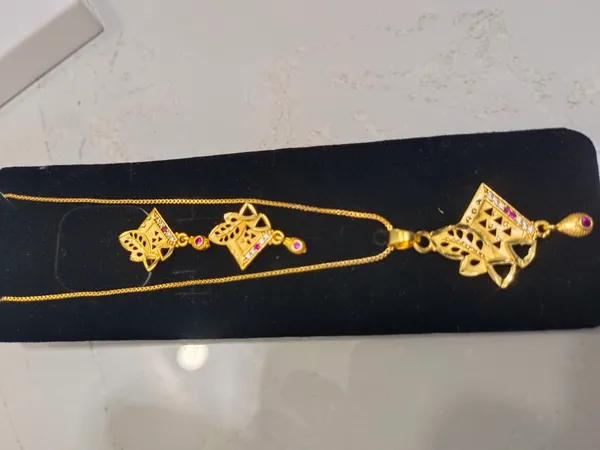 Traditional_Gold_Toned_Mangalsutra_Necklace_Set_With_Earrings