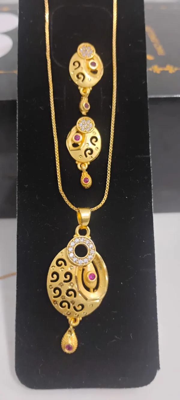 Traditional_Gold_Toned_Mangalsutra_Pendant_Set_With_Pink_Stone_Accents