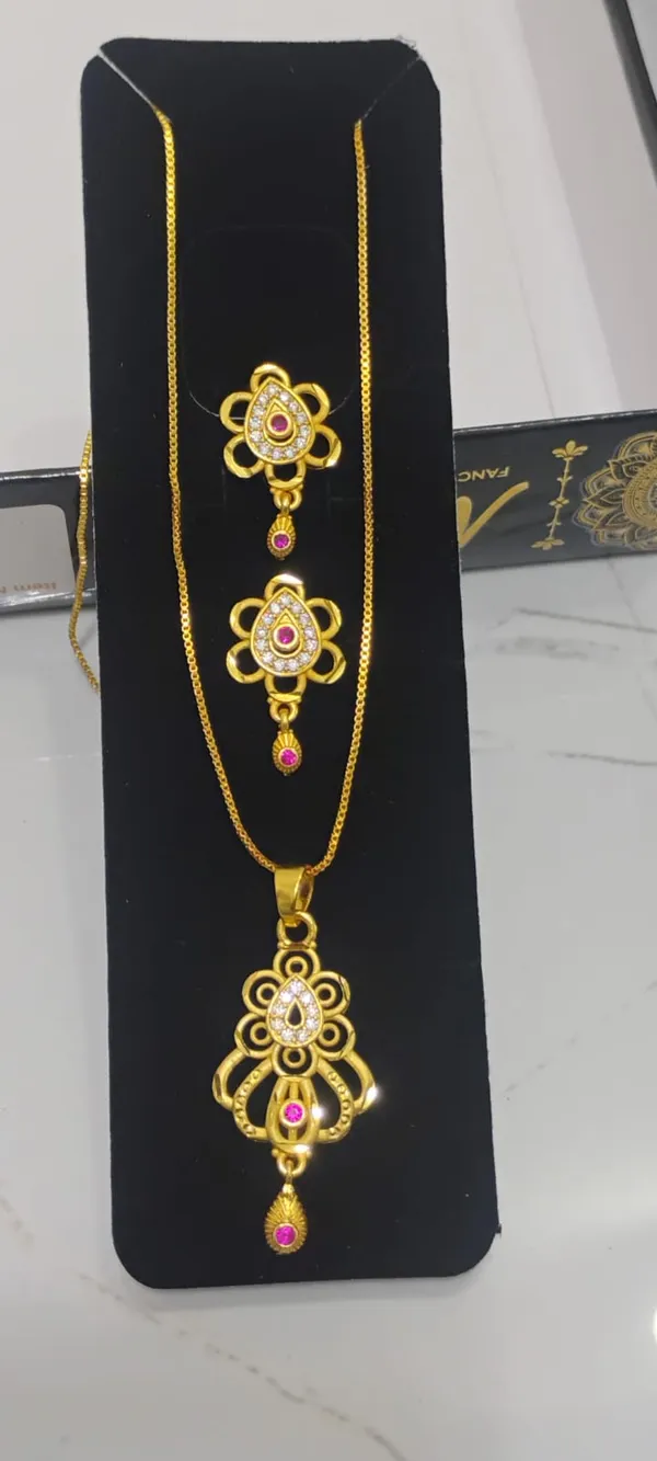 Gold_Plated_Floral_Pendant_Necklace_Set_With_Matching_Earrings