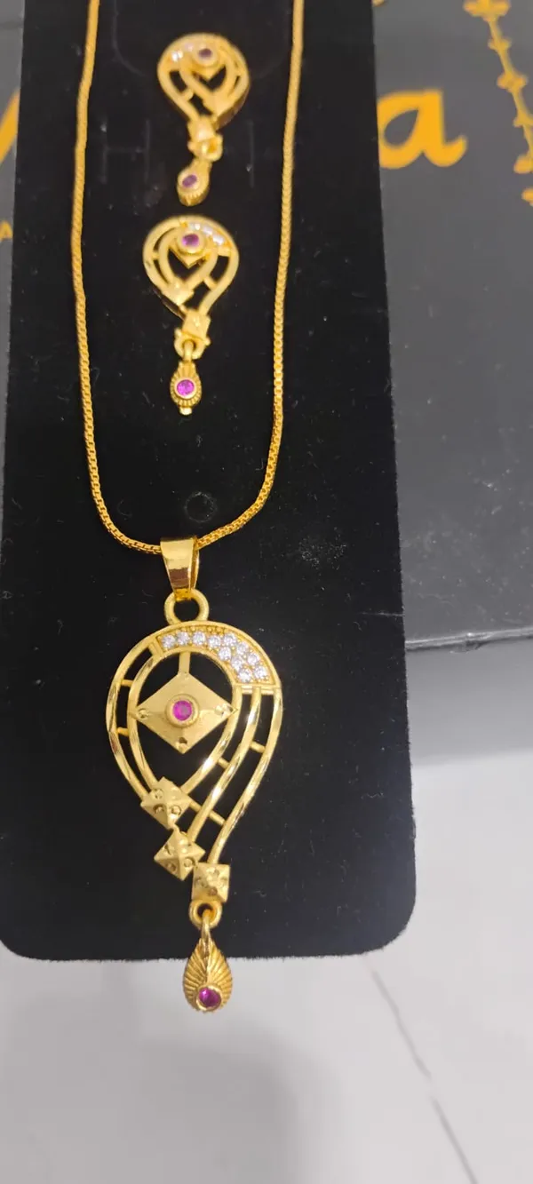 Gold_Plated_Teardrop_Pendant_Necklace_Set_With_Matching_Earrings