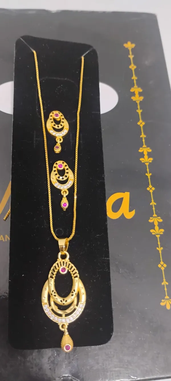 Gold_Toned_Traditional_Necklace_Set_With_Pink_Stones