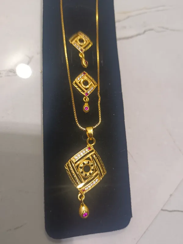Gold_Toned_Kundan_Pendant_Necklace_Set_With_Pink_Stone_Accents