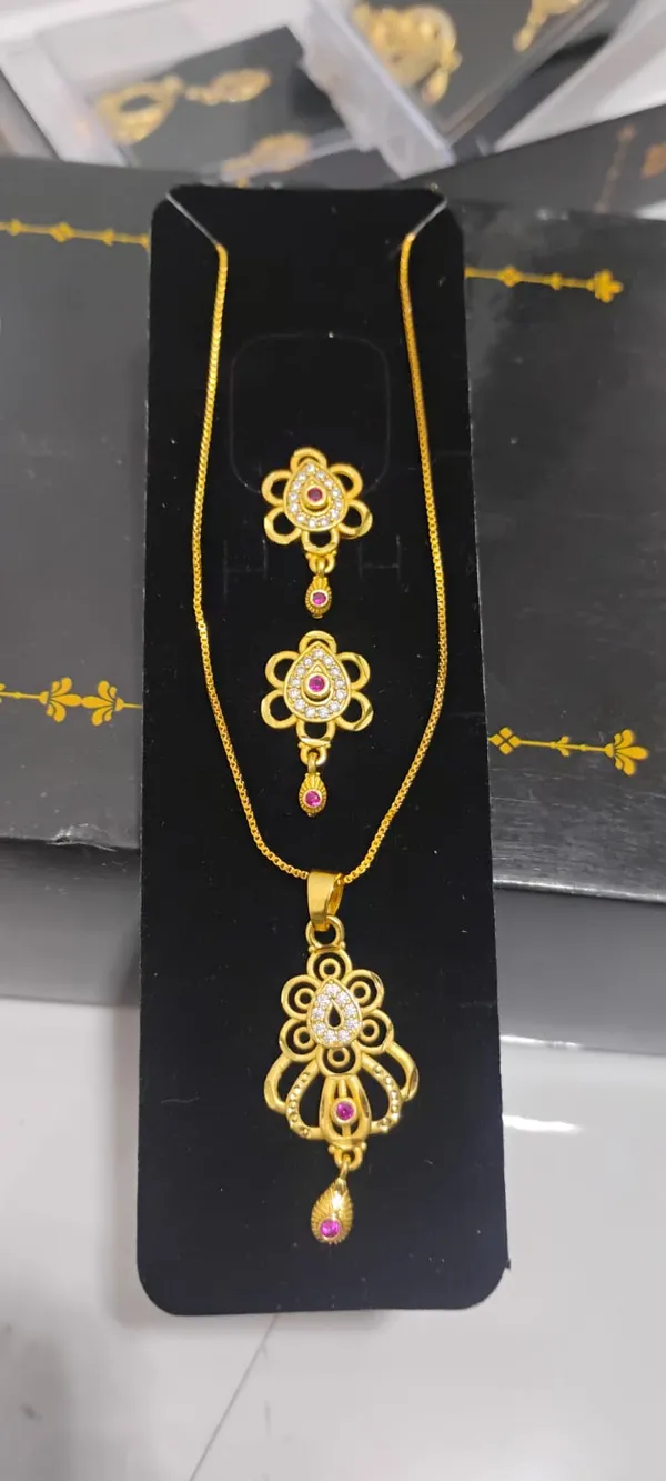 Gold_Plated_Floral_Pendant_Necklace_Set_With_Matching_Earrings