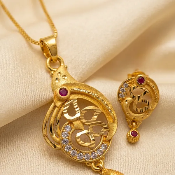Gold_Plated_Pendant_Necklace_Set_With_Intricate_Design_And_Matching_Earrings
