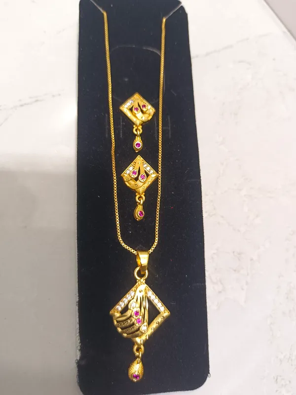 Traditional_Gold_Plated_Pendant_Set_With_Pink_Stone_Detailing