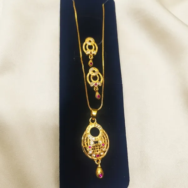 Gold_Toned_Kundan_Pendant_Necklace_Set_With_Pink_Stones