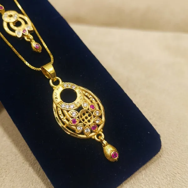Gold_Toned_Kundan_Pendant_Necklace_Set_With_Pink_Stones