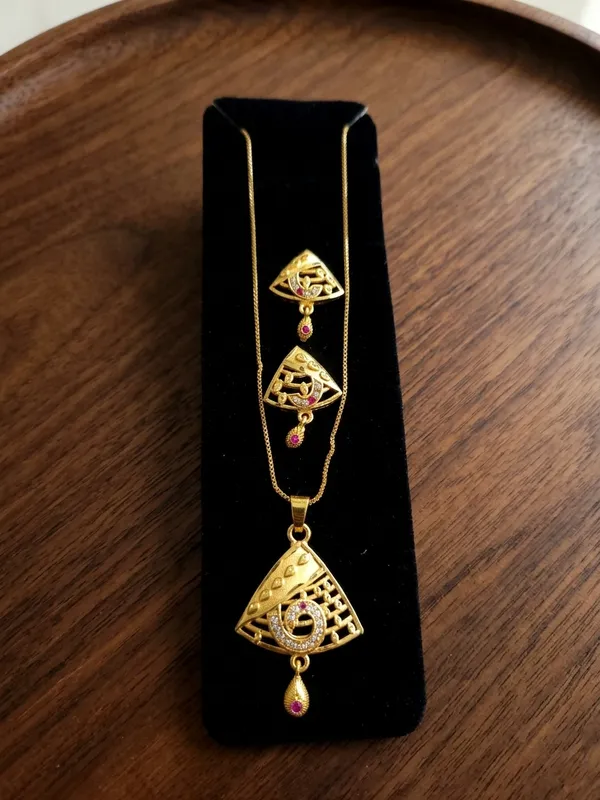 Gold_Plated_Pendant_Necklace_Set_With_Pink_Stone_Accents
