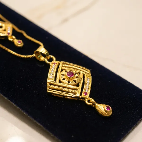 Gold_Toned_Kundan_Pendant_Necklace_Set_With_Pink_Stone_Accents