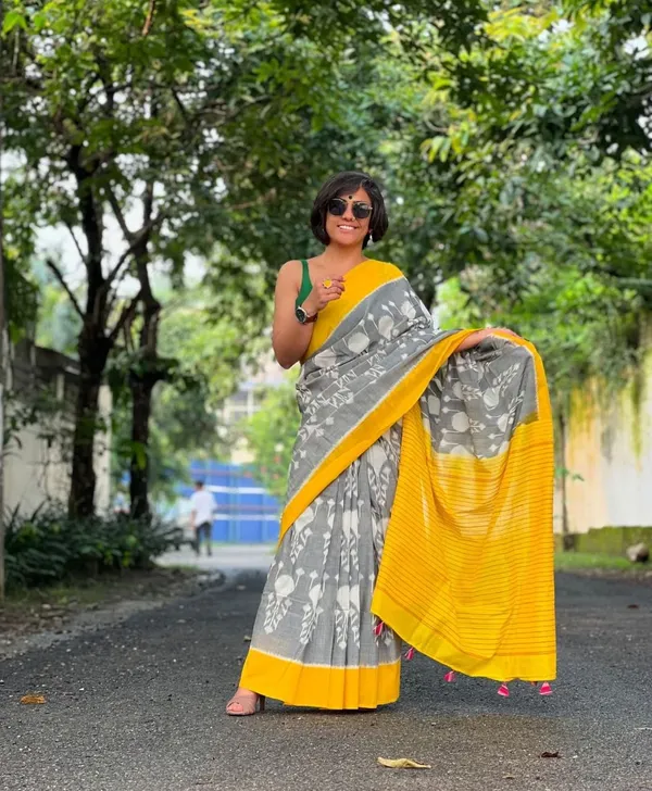 Yellow_And_Black_Floral_Printed_Cotton_Silk_Saree_For_Women