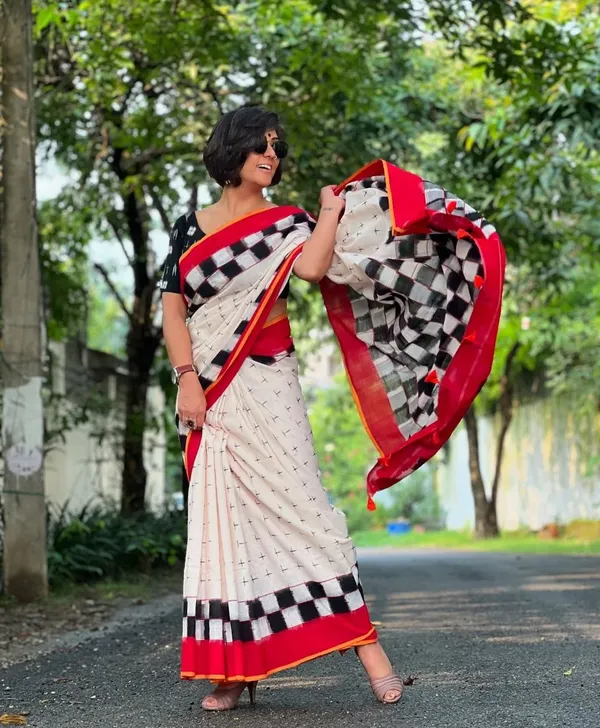 Red_And_Cream_Checkered,_Dot_Pattern_Cotton_Silk_Saree_For_Women
