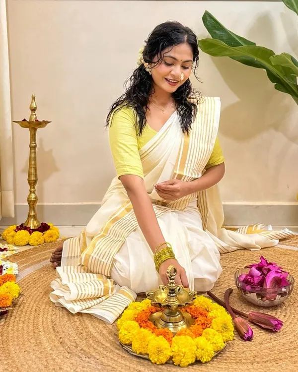 White_And_Gold_Woven_Premium_Saree_For_Women