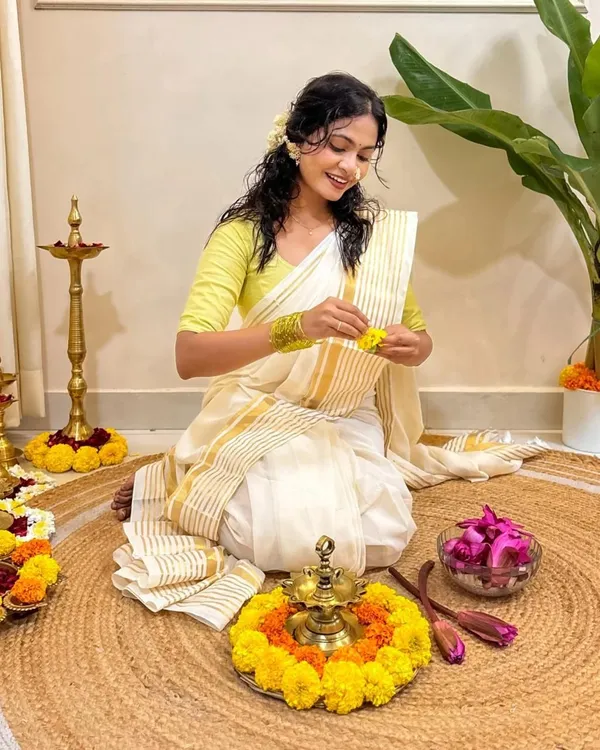 White_And_Gold_Woven_Premium_Saree_For_Women