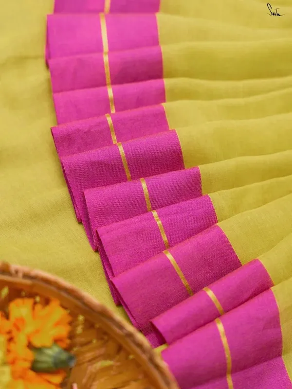 Maroon_Solid_And_Plain_Premium_Saree_For_Women