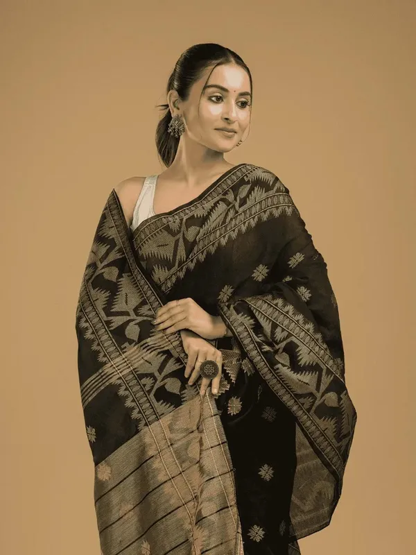 Black_And_Gold_Woven_Premium_Saree_For_Women
