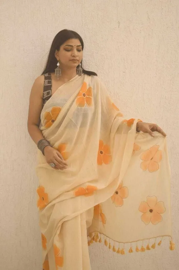 Cream_Solid_And_Plain_And_Striped_Premium_Saree_For_Women