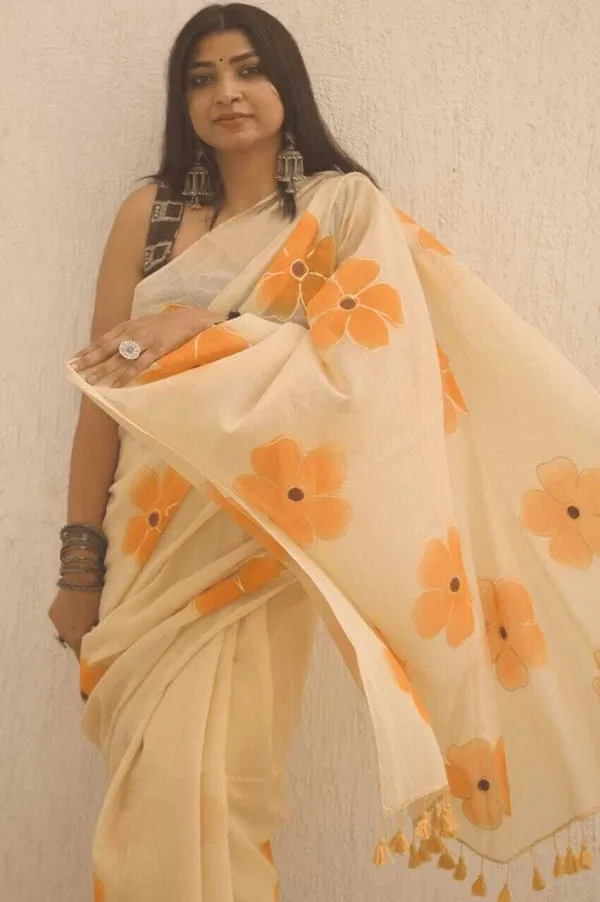 Cream_Solid_And_Plain_And_Striped_Premium_Saree_For_Women