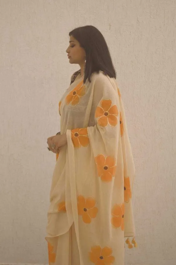 Cream_Solid_And_Plain_And_Striped_Premium_Saree_For_Women
