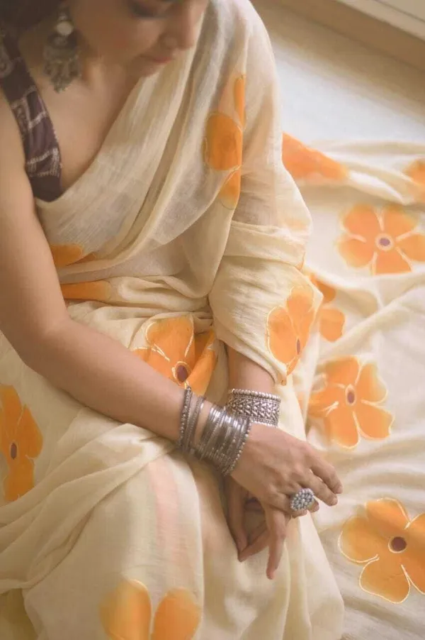 Cream_Solid_And_Plain_And_Striped_Premium_Saree_For_Women