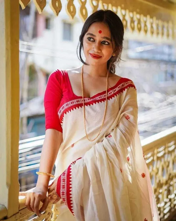 Red_And_White_Striped_And_Solid_And_Plain_And_Woven_Premium_Saree_For_Women