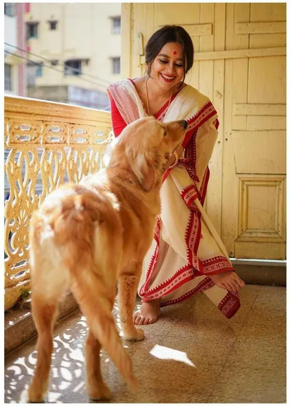 Red_And_White_Striped_And_Solid_And_Plain_And_Woven_Premium_Saree_For_Women