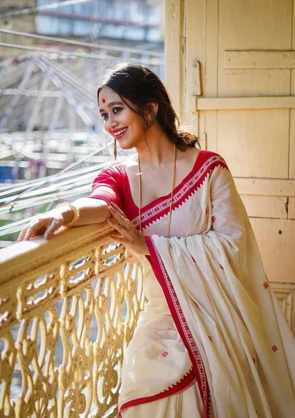 Red_And_White_Striped_And_Solid_And_Plain_And_Woven_Premium_Saree_For_Women