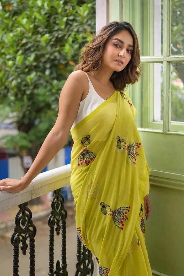 Light_Green_Solid_And_Plain_And_Striped_Premium_Saree_For_Women