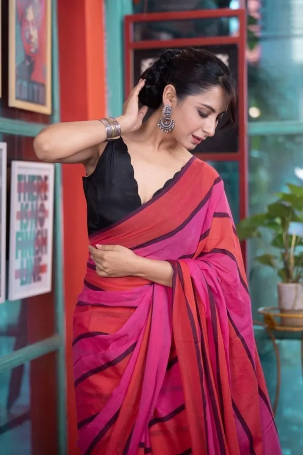 Pink_Striped_Premium_Saree_For_Women